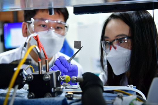 김종민 KIST 선임연구원(왼쪽)과 임아연 연구원이 양친매성 연료전지 전극을 테스트하고 있다. KIST 제공